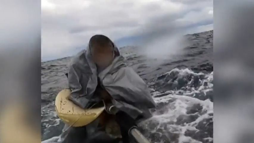 Video: Japonec přežil 22 hodin v rozbouřeném moři. Záchranáři mluví o zázraku